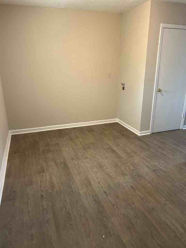 1711 Windsor Dr - Photo 2 of 7