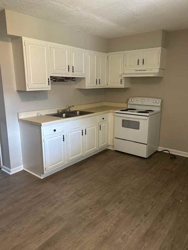 1711 Windsor Dr - Photo 3 of 7