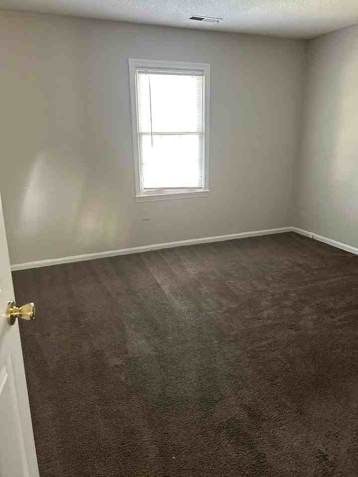 1711 Windsor Dr - Photo 5 of 7