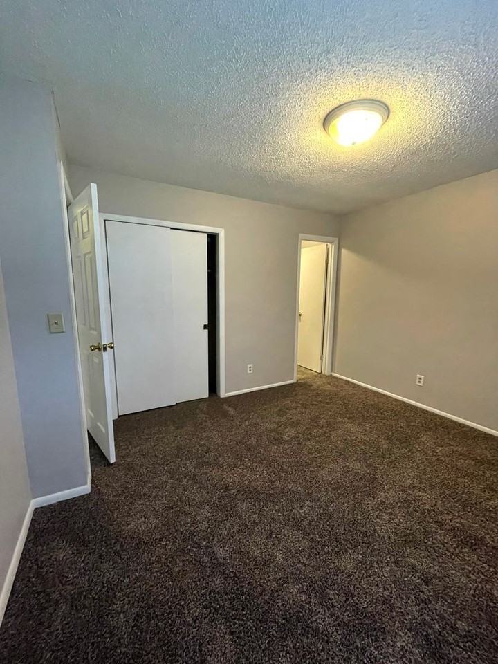 912 Tally Ho Dr - Photo 3 of 13