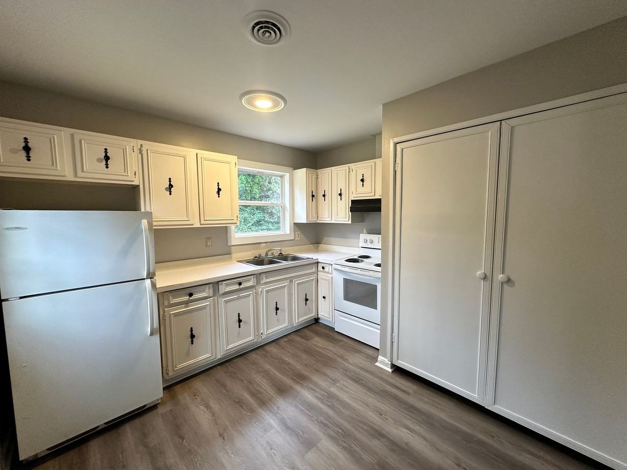 7446 Bellehaven Dr - Photo 2 of 8