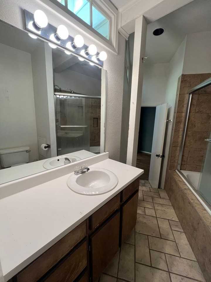 207 N Elm St - Photo 3 of 18