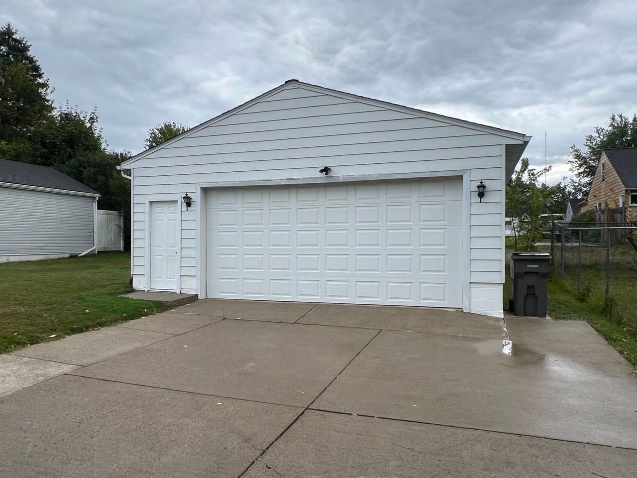 717 E Laclede Ave - Photo 2 of 14