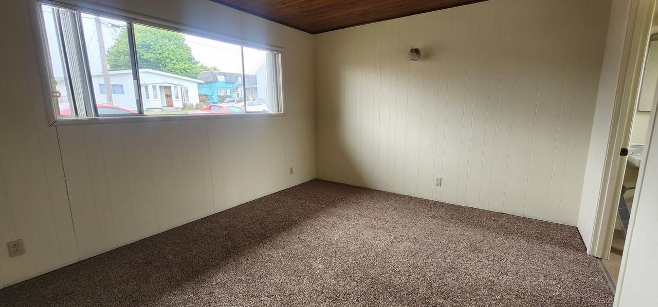 1622 A St - Photo 7 of 9