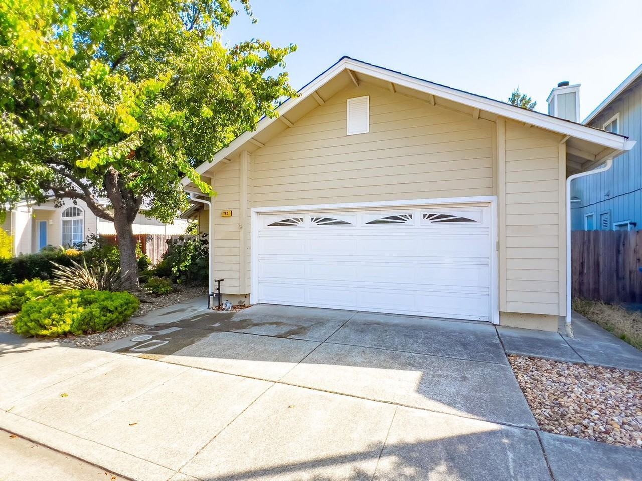 742 Deerfield - Photo 2 of 27