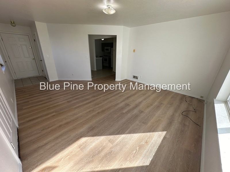 2102 Stace St #4 - Photo 4 of 12