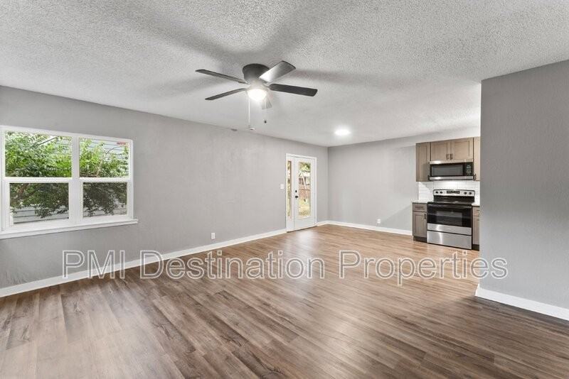 528 Ne 44th Ter - Photo 2 of 29