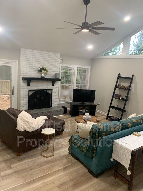 402 Leawood Dr - Photo 2 of 17