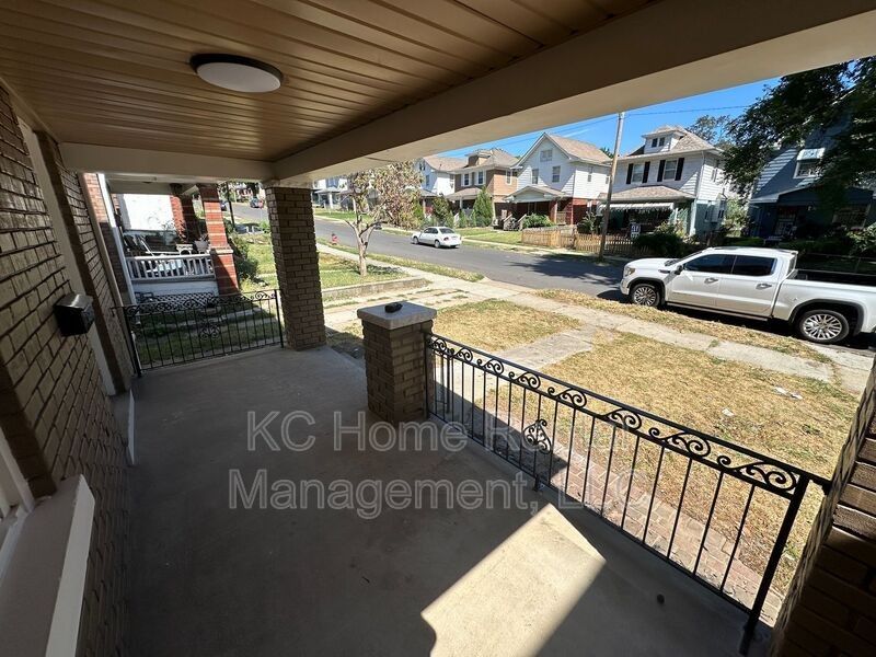 320 N Hardesty Ave - Photo 3 of 50