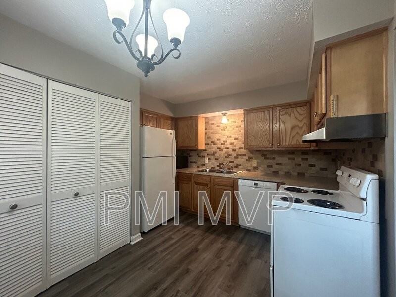 912 S Spring Rd - Photo 3 of 11