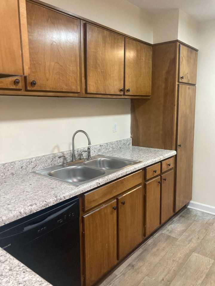 1502 Benjamin Pkwy Apt D - Photo 2 of 13