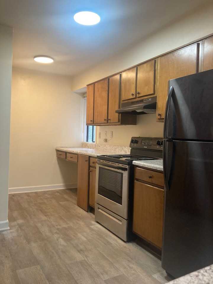 1502 Benjamin Pkwy Apt D - Photo 4 of 13