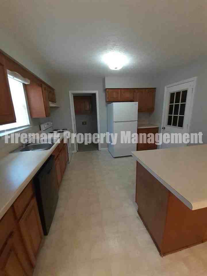 173 Hayfield Cir - Photo 3 of 11