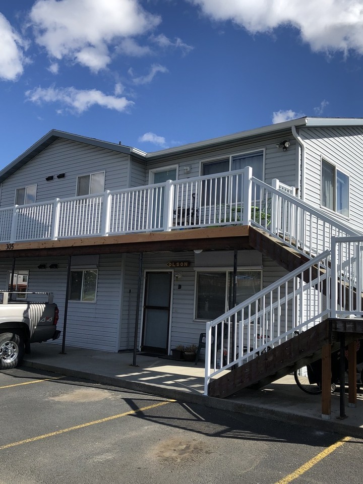 305 NW Irving Street - Photo 2 of 9