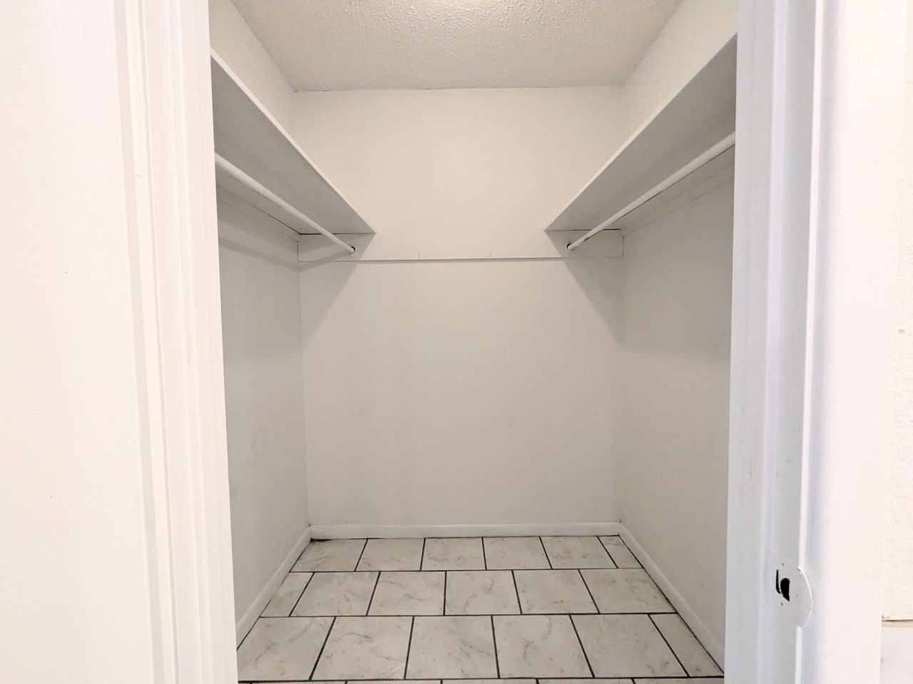 234 E Greenfield Dr - Photo 2 of 9