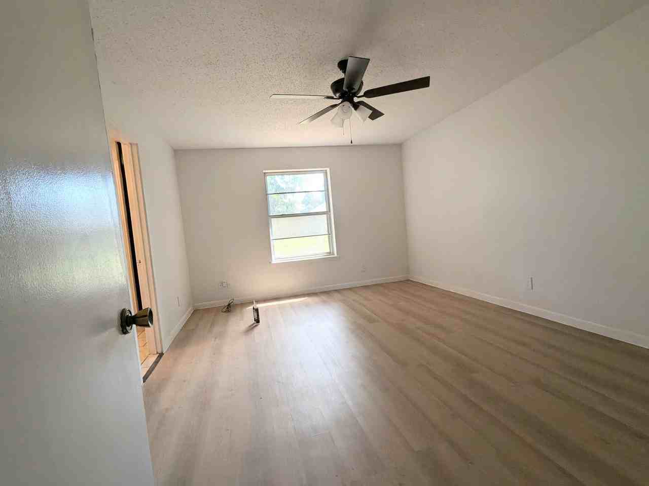 234 E Greenfield Dr - Photo 3 of 9