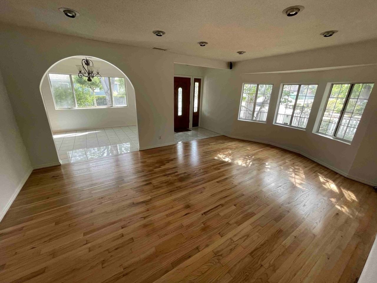 2946 S Beverly Dr - Photo 4 of 25