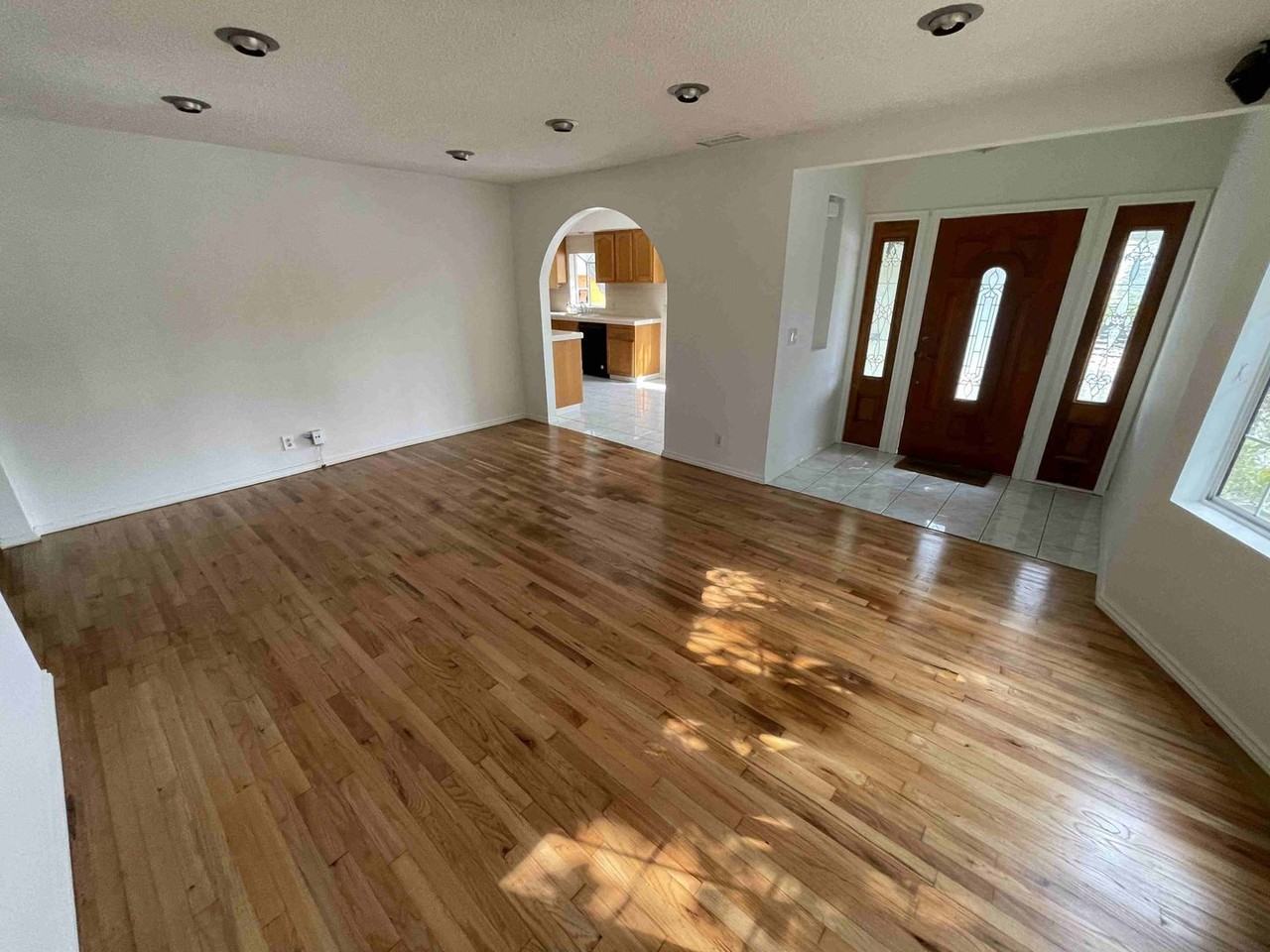 2946 S Beverly Dr - Photo 5 of 25