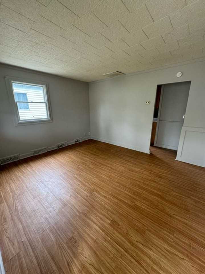 2718 Kenwood Ave - Photo 2 of 6