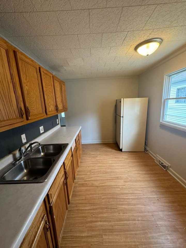 2718 Kenwood Ave - Photo 3 of 6