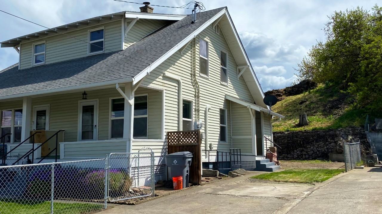 1406 E 9th St - Photo 2 of 15
