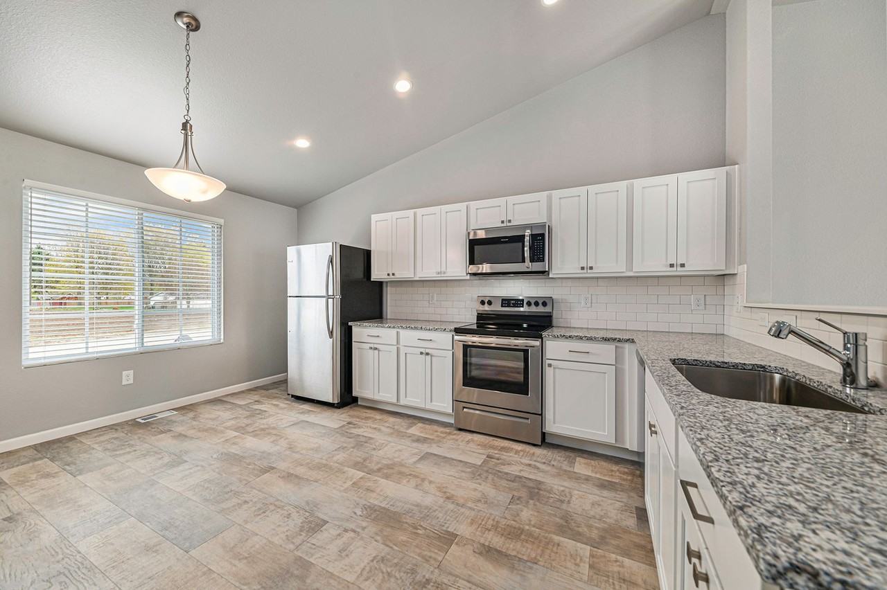 105 Mackenzie St - Photo 2 of 18