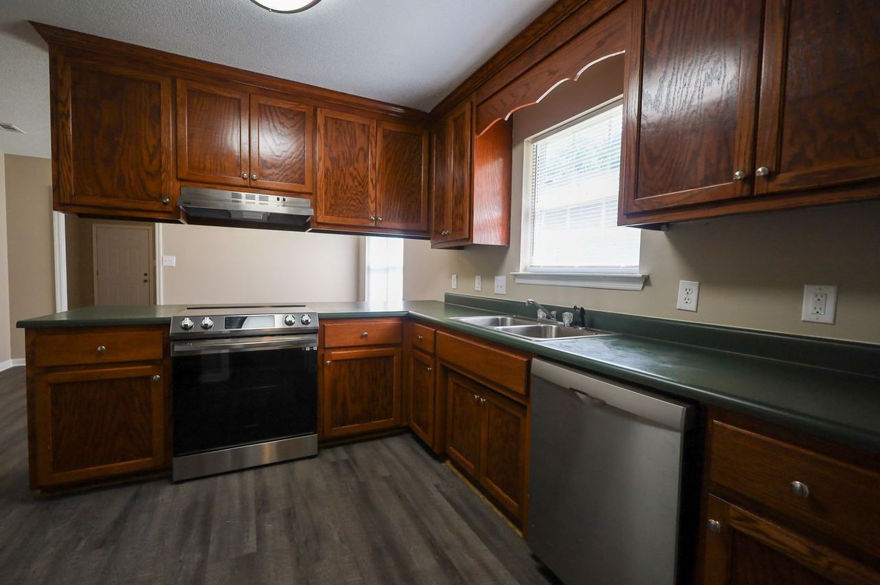 1663 Fresno St - Photo 4 of 10