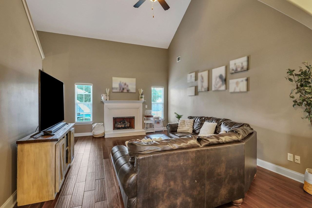 106 Laurel Ln - Photo 7 of 43