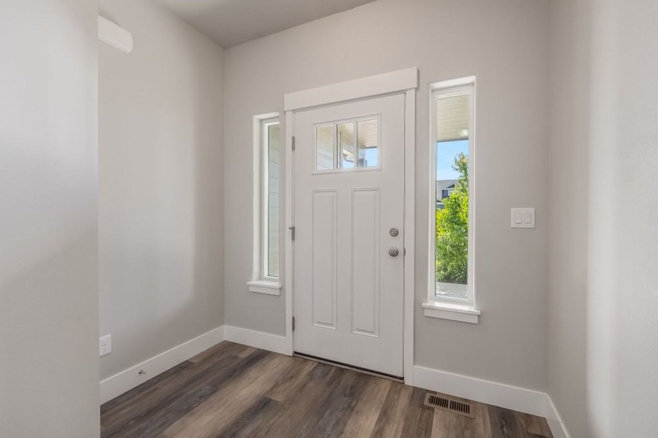 1787 W Boyles Ave - Photo 2 of 21