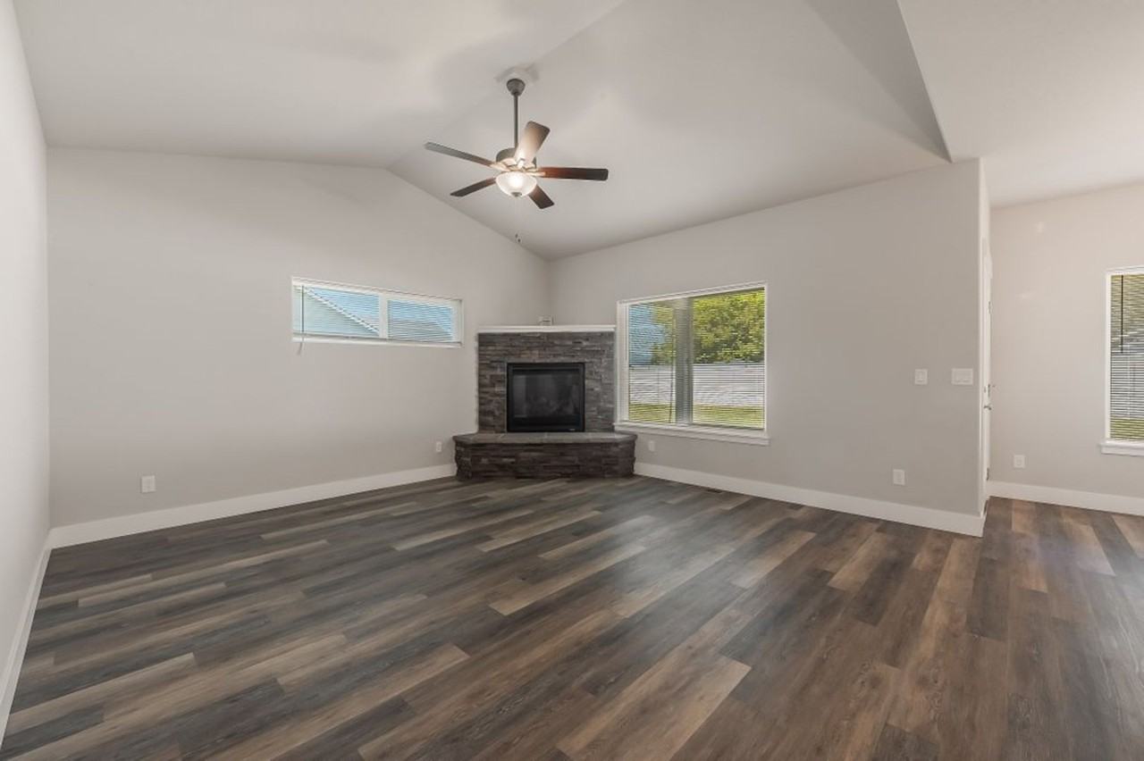 1787 W Boyles Ave - Photo 3 of 21