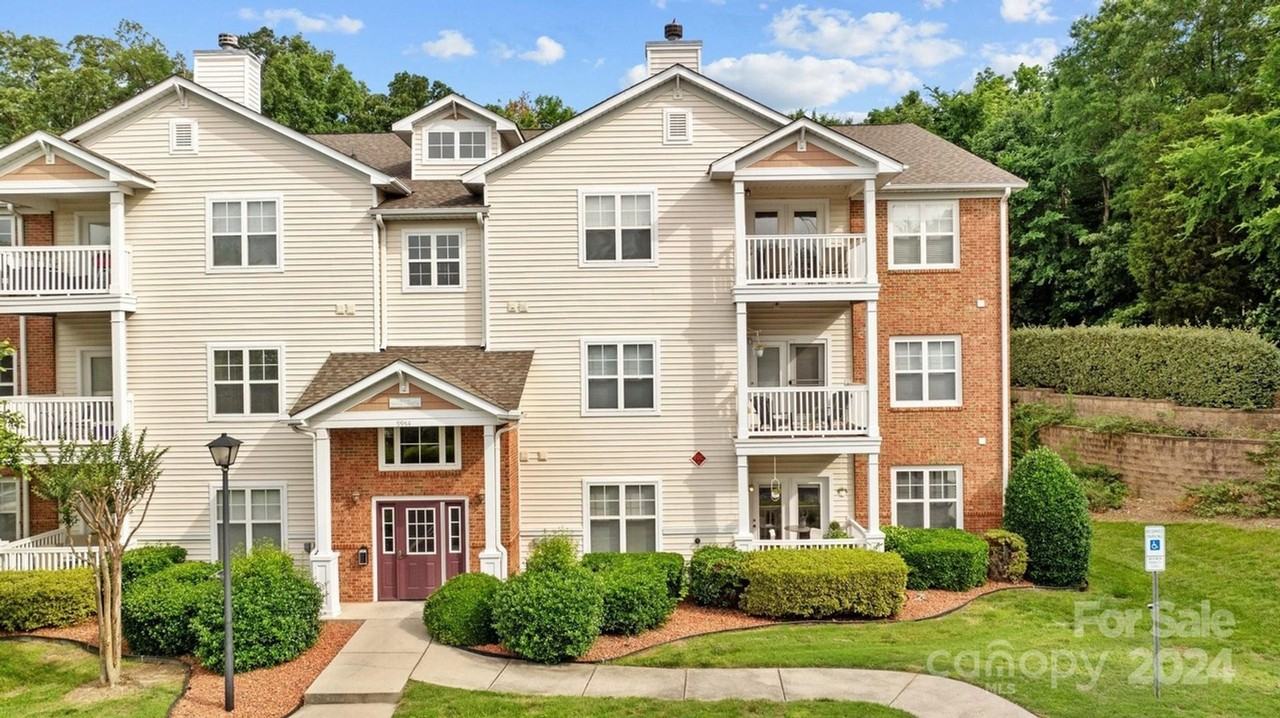 9867 Hyde Glen Ct - Photo 2 of 3