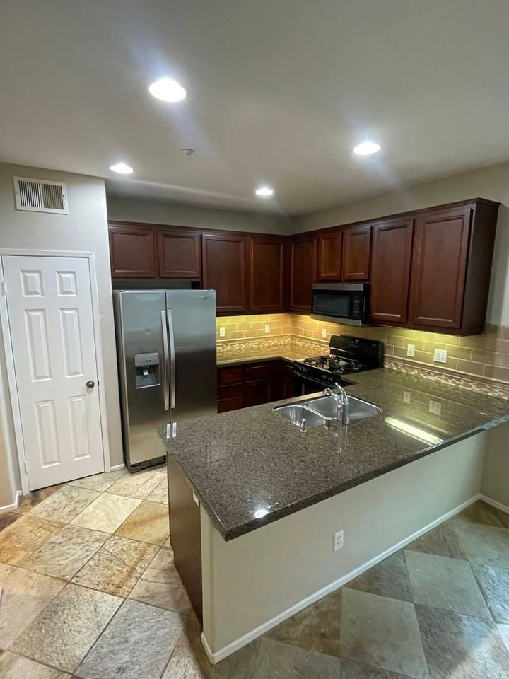 1118 Goddard St - Photo 3 of 19