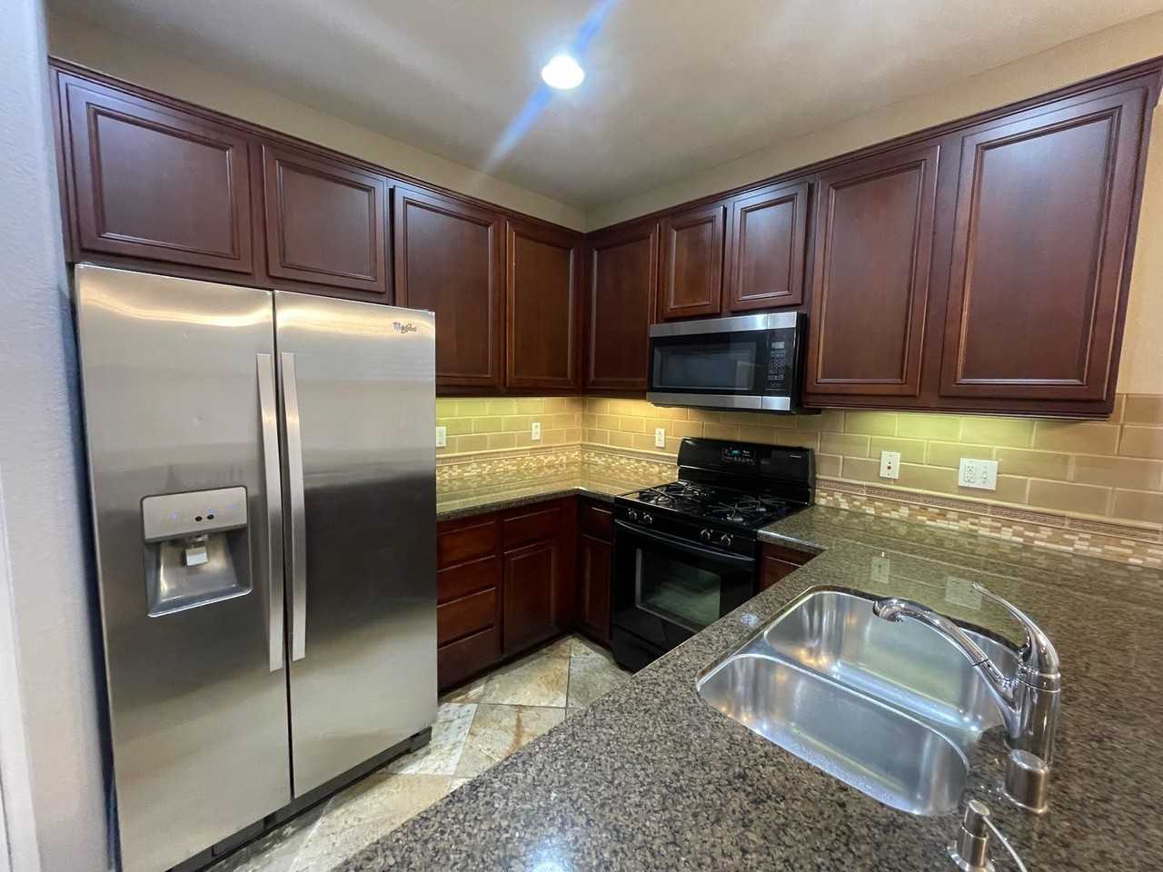 1118 Goddard St - Photo 4 of 19