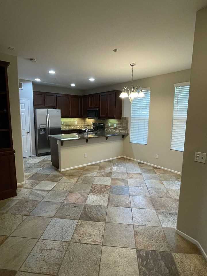 1118 Goddard St - Photo 6 of 19