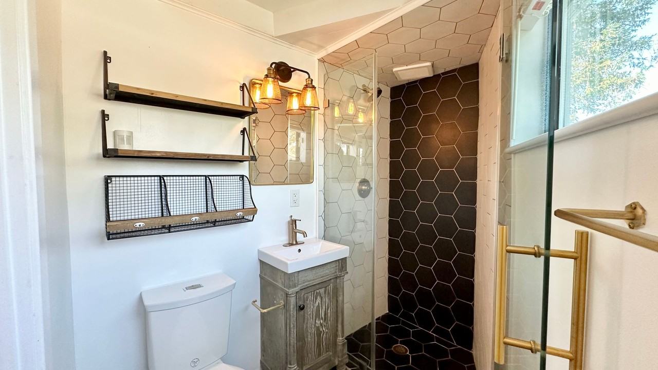 6029 Market St - Photo 7 of 11