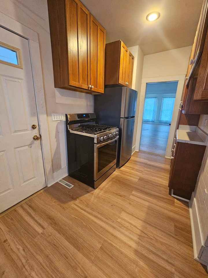 221 East 18th Street - Photo 3 of 11