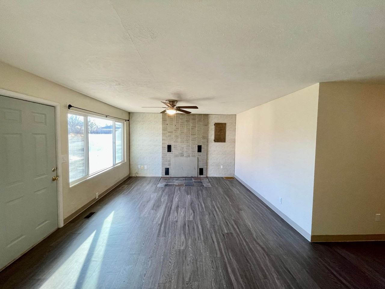 589 Sw Cedar St - Photo 3 of 27