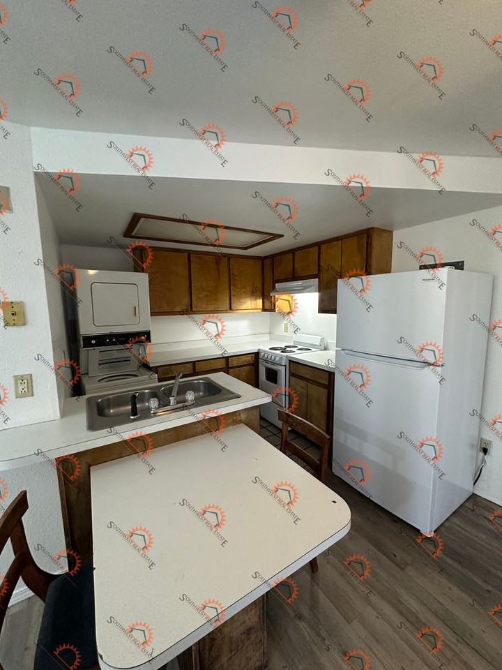 1405 S Prince St - Photo 2 of 9