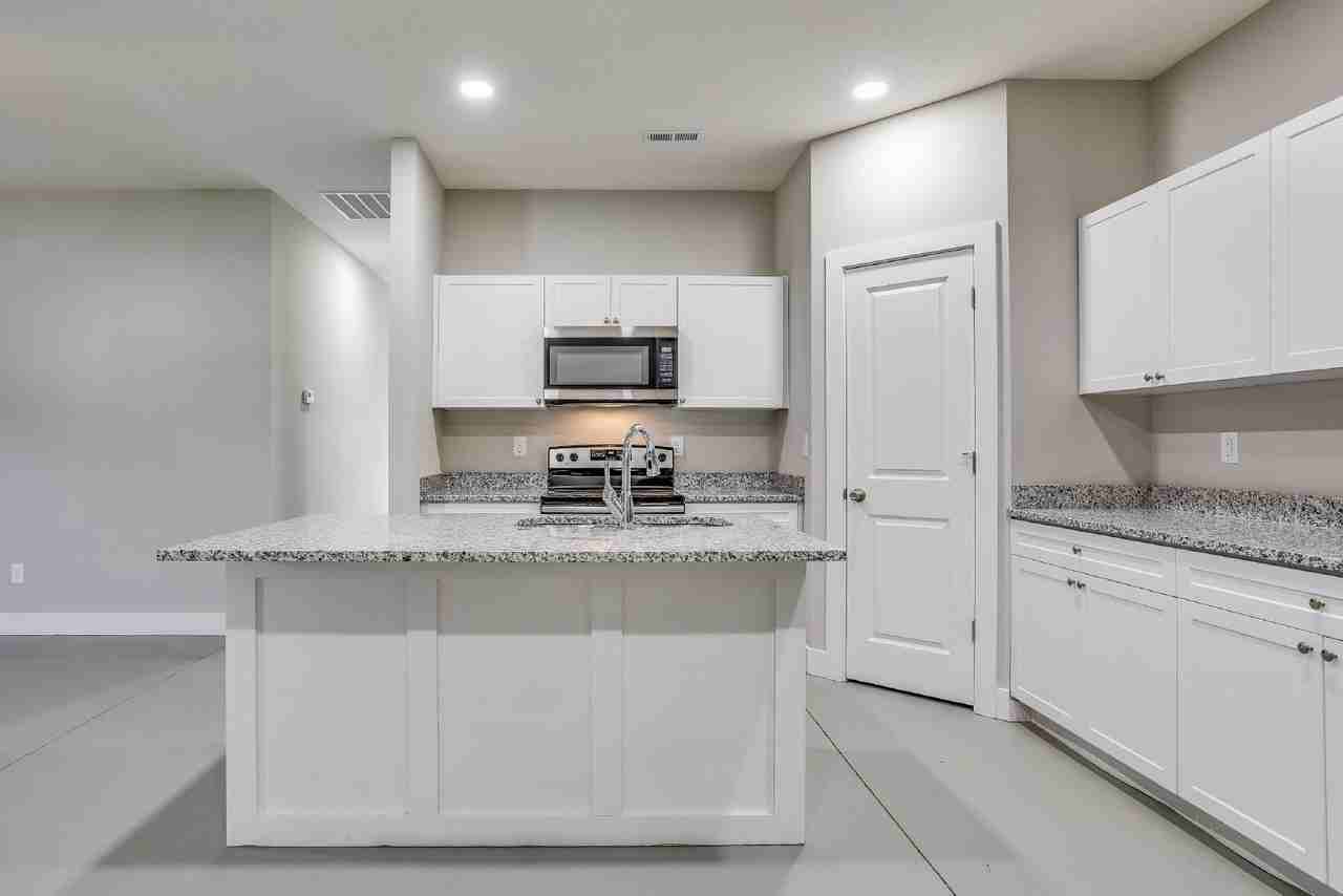5238 N Cypress St - Photo 3 of 9