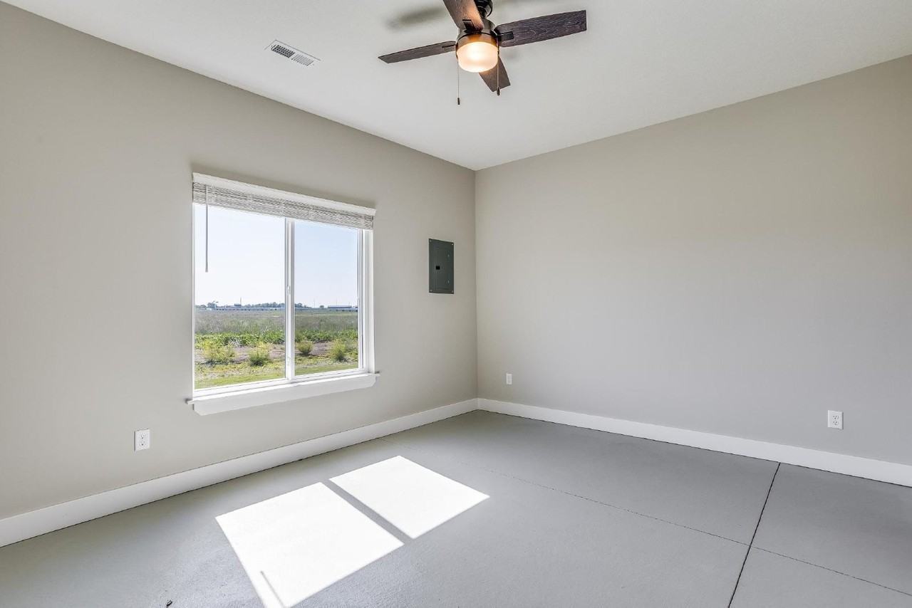 5238 N Cypress St - Photo 5 of 9