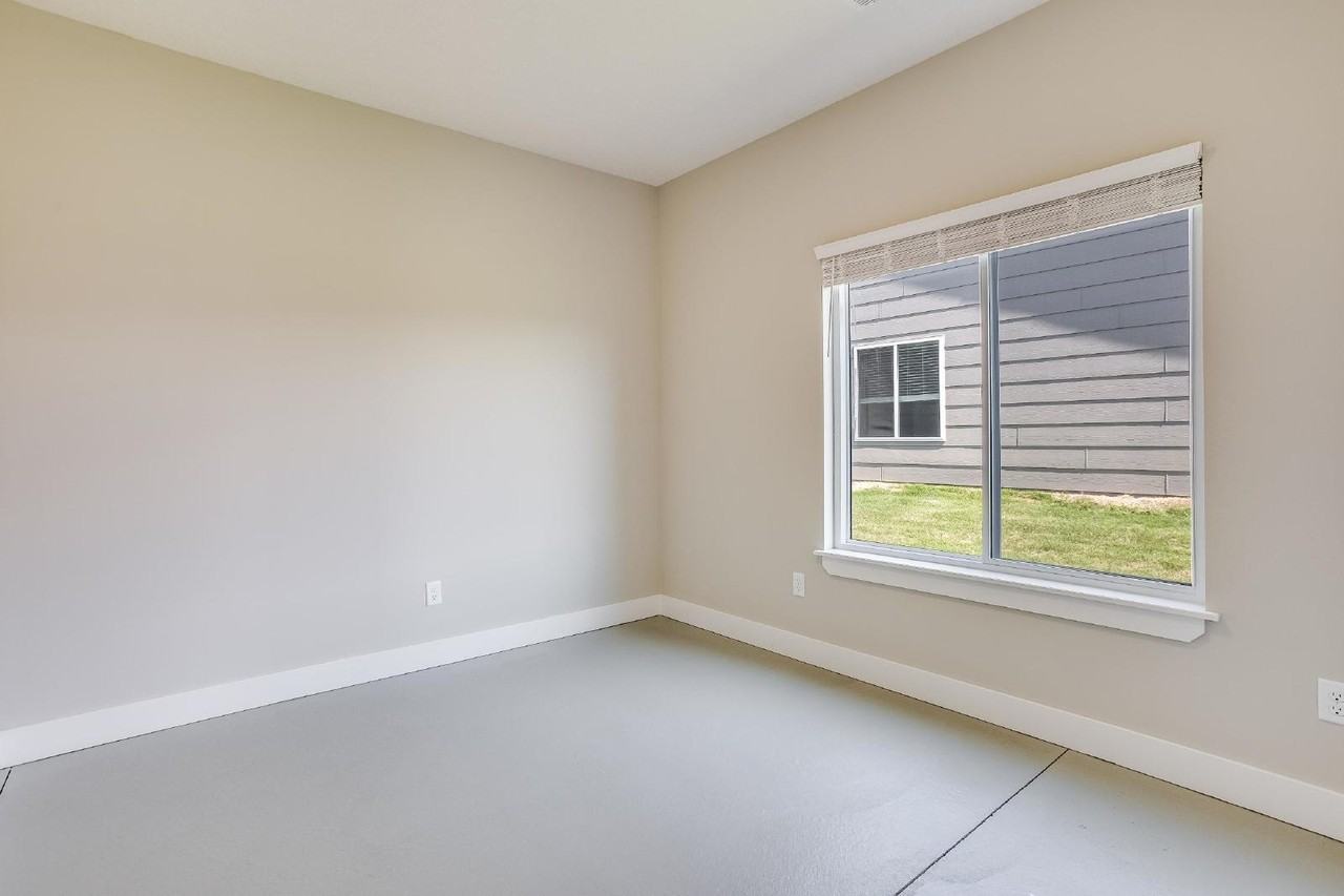 5238 N Cypress St - Photo 6 of 9