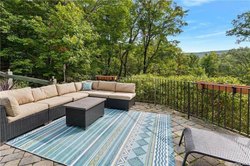 13 Kings Point Ln - Photo 3 of 19