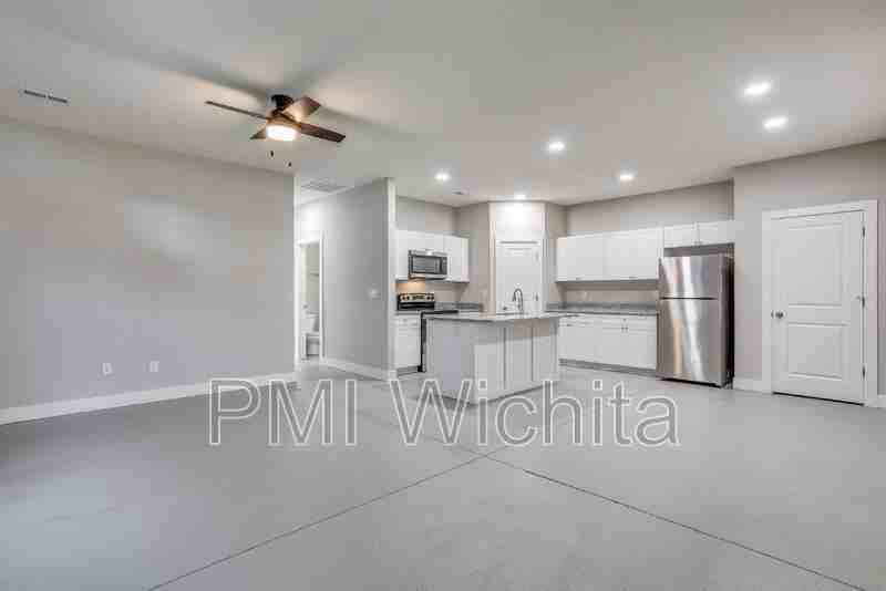 5238 N Cypress Cir - Photo 2 of 9