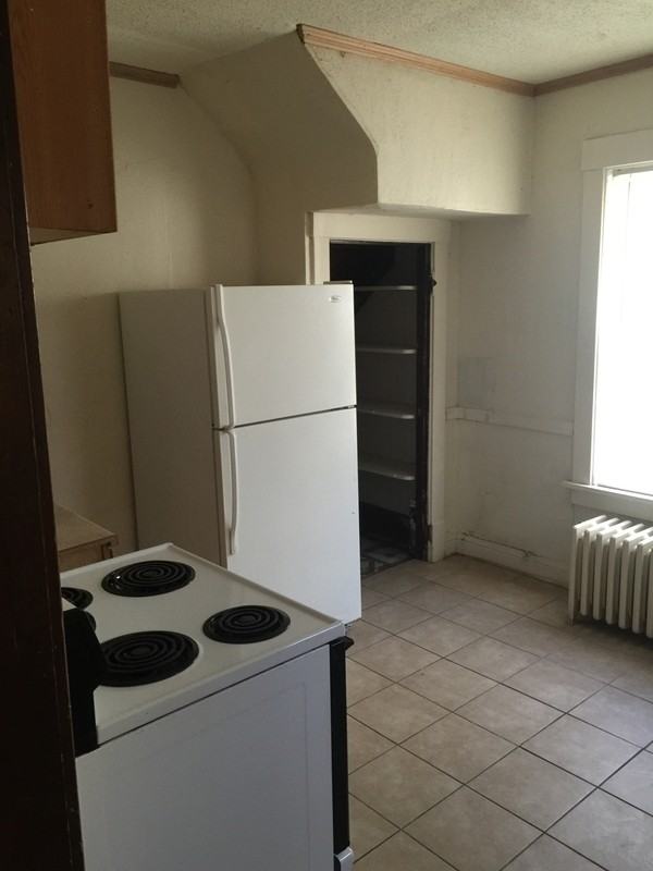 1414 Irving Ave N - Photo 2 of 10