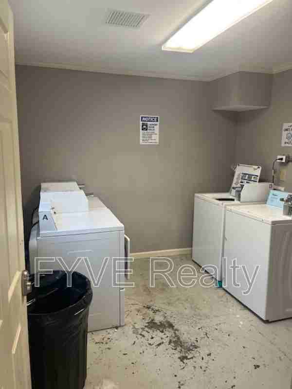 990 Houck St - Photo 2 of 10