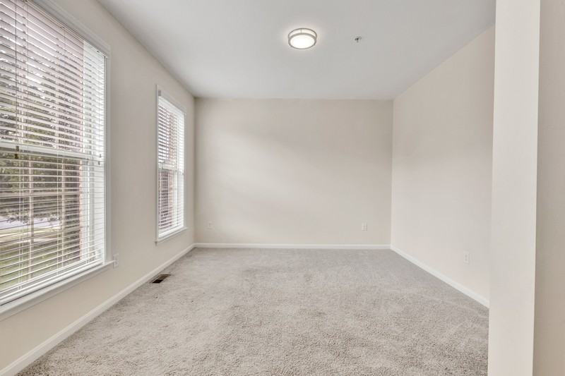 9618 Byward Blvd - Photo 3 of 33