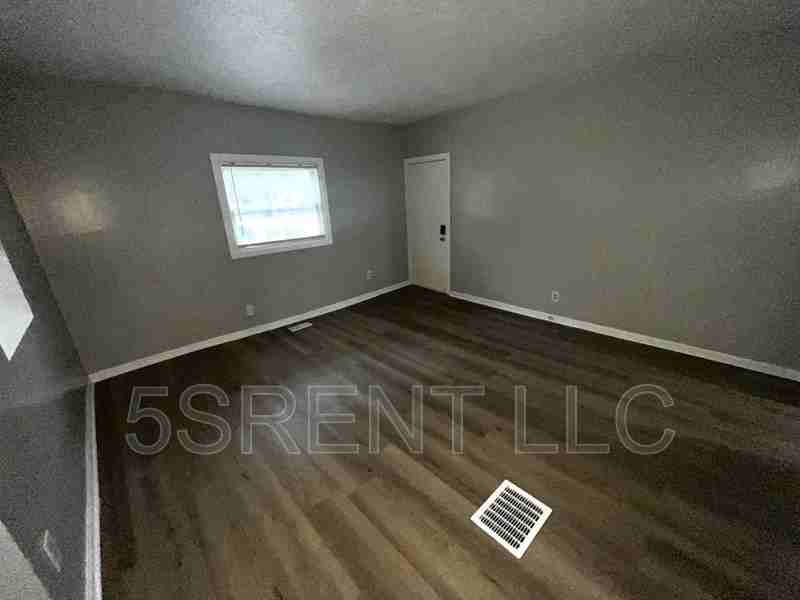 240 S Mary Ellen St - Photo 4 of 19