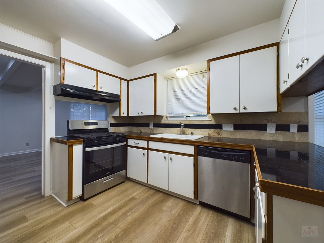 817 E 38th St - Photo 6 of 30