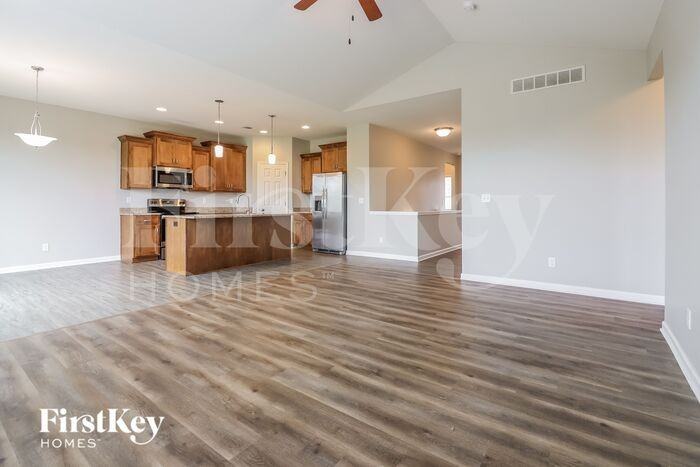 1112 Sw Whitby Dr - Photo 2 of 16