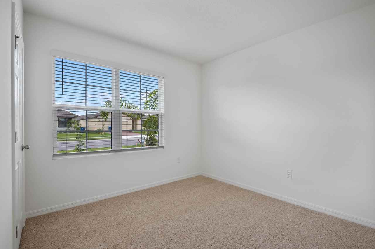 1833 Capital Dr Se - Photo 7 of 34